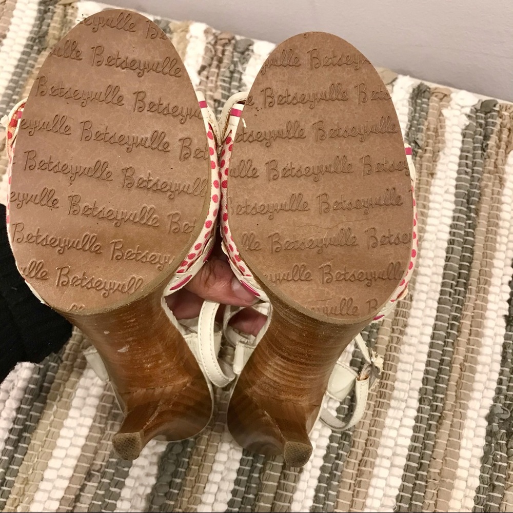 Betseyville fabric and patent leather sandals. Size 6M. Good used condition - Picture 10 of 11